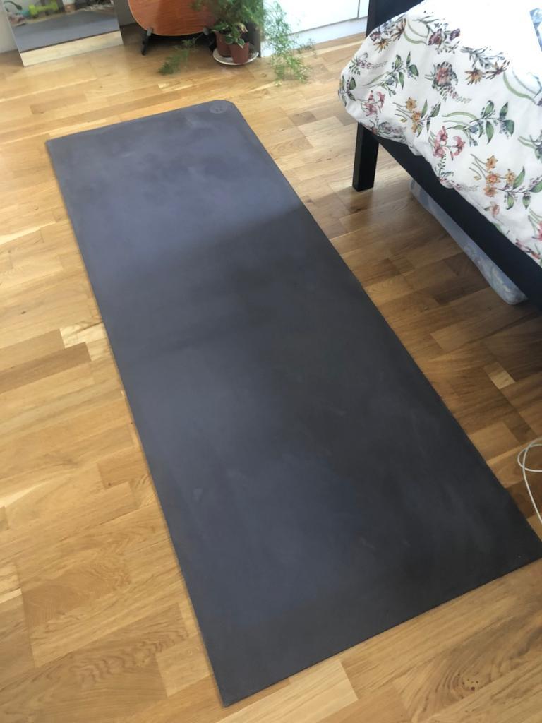 lululemon yoga mat on carpet